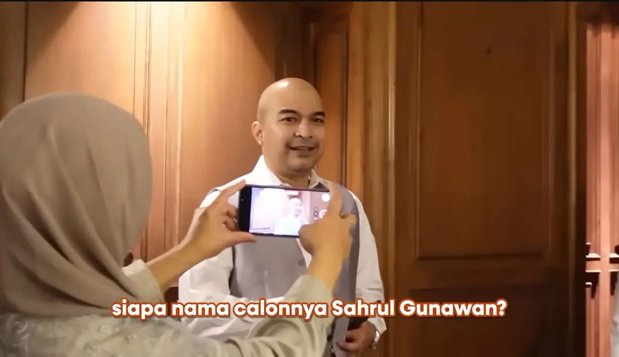Pertanyaan yang sama juga diajukan kepada David Chalik. Ternyata, artis senior itu juga lupa nama calon istri Sahrul Gunawan. David pun tampak tertawa karena lupa. [Youtube/The Bramantyo]