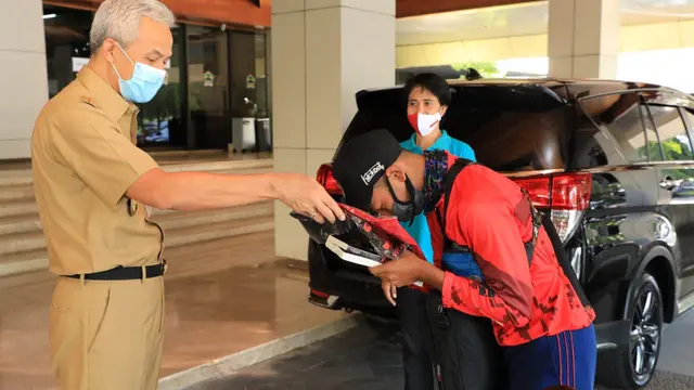 Gubernur Ganjar Pranowo saat menemui Aris pelajar SMK yang nekat bersepeda Banyumas-Semarang demi memastikan bentuk wajahnya mirip ayahnya. (Foto: Liputan6.com/Felek Wahyu)