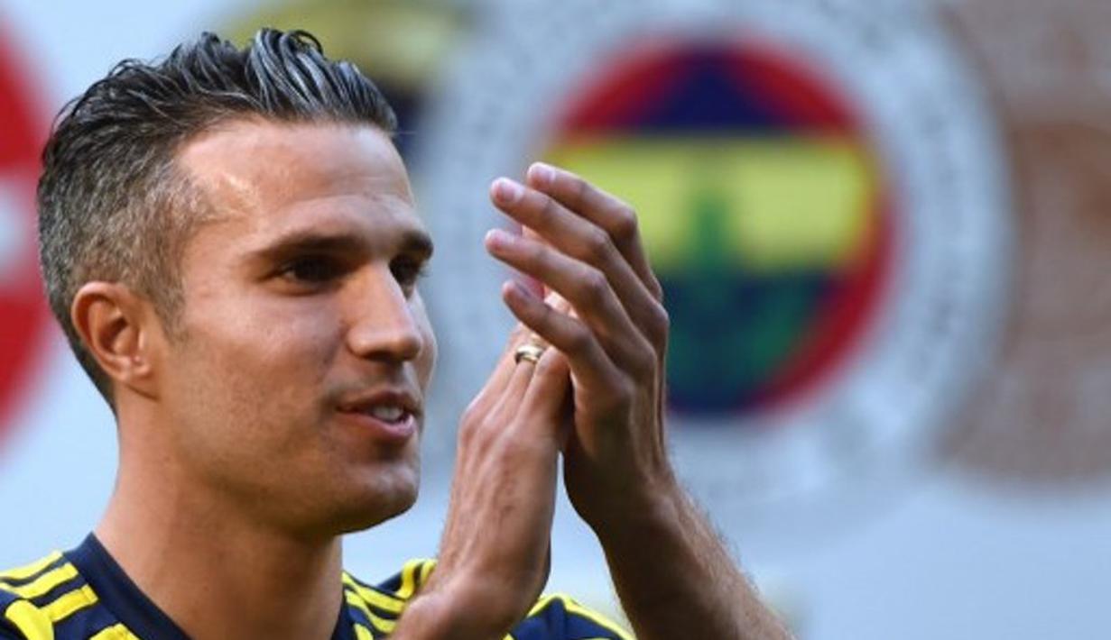 Robin van Persie menyapa suporter Fenerbahce. (AFP PHOTO/OZAN KOSE)