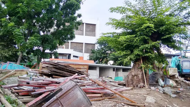 Sisa puing bangunan TIM yang masih berserakan