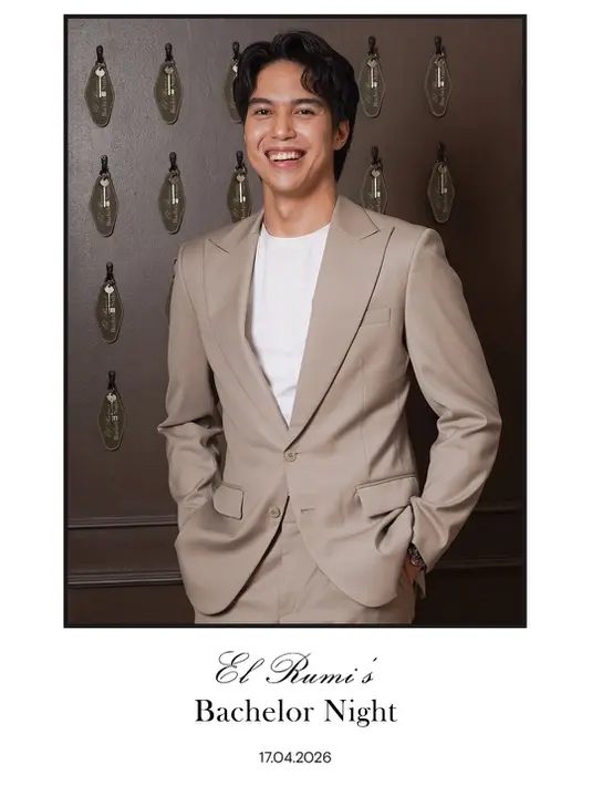 Pilihan celana dengan potongan slim serta loafers cokelat gelap memberi sentuhan klasik yang elegan, sementara gaya keseluruhan yang minimalis justru mempertegas aura dewasa dan karismatiknya jelang hari pernikahan.