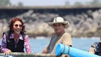 Prabowo dan Susi Pudjiastuti mengunjungi Pantai Pangandaran Jawa Barat. Mereka membagikan kapal ke nelayan dan menggelar aksi bersih-bersih pantai. (Foto: Dok. Twitter @susipudjiastuti)