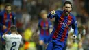 Bintang Barcelona, Lionel Messi, merayakan gol yang dicetaknya ke gawang Real Madrid pada laga La Liga di Stadion Santiago Bernabeu, Madrid, Minggu (23/4/2017). (AFP/Oscar Del Pozo)