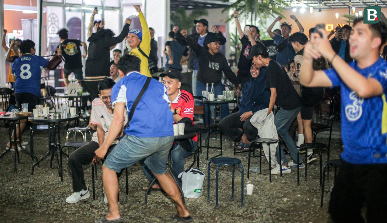 <p>Fans Chelsea yang tergabung ke dalam CISC (Chelsea Indonesia Supporters Club) merayakan gol kemenangan ke gawang Manchester United saat Roaring Night Liga Inggris yang berlangsung di Clay Coffee, Jatinegara, Jakarta Timur, Jumat (05/04/2024) dini hari WIB. (Bola.com/Bagaskara Lazuardi)</p>