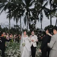 Setelah resmi jadi istri Maxime Bouttier, Luna Maya melempar buket bunga untuk direbut para tamu. Dulu, Luna Maya sukses merebut bunga pernikahan BCL. (Foto: Derai Studio dan Iluminen dari akun Instagram @lunamaya)