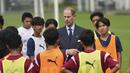 Pangeran Edward (tengah), Duke of Edinburgh, berbincang dengan pelajar Indonesia saat penyerahan penghargaan Internasional Duke of Edinburgh di British School di Tangerang Selatan pada Jumat (24/11/2023). (Tatan Syuflana / POOL / AFP)