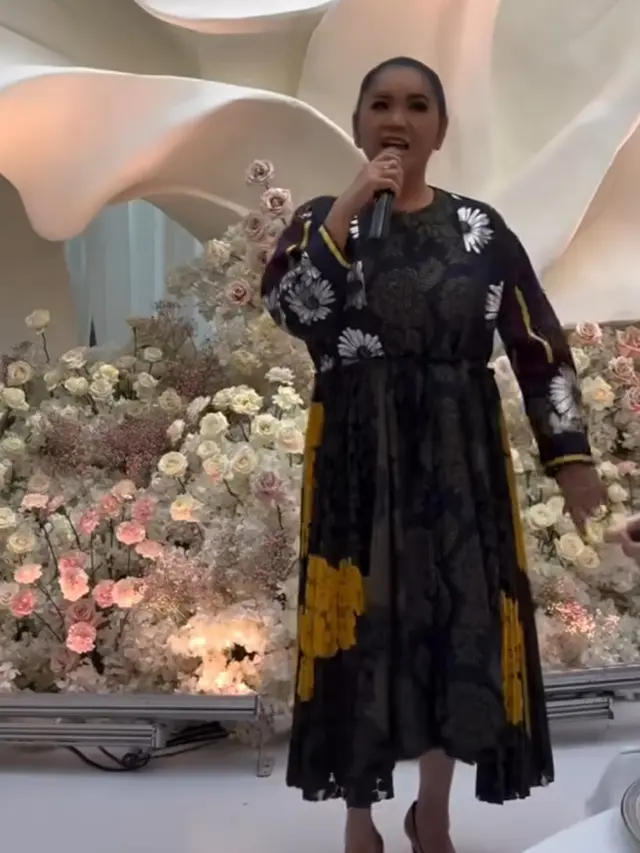 Gaya Publik Figur Hadir di Ulang Tahun Syahrini ke-45.