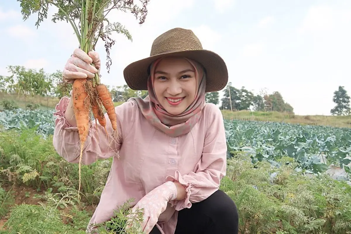 Potret Melody Laksani Bercocok Tanam, Disebut Lebih Cocok Jadi Duta Petani Milenial