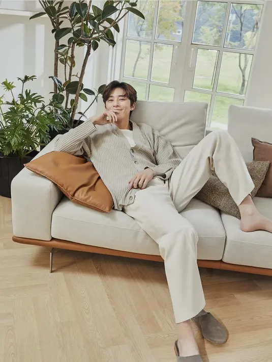 Aktor Park Seo Joon tampil santai dengan cardigan bernuasa earth tone yang dipasukan dengan pants warna serupa. Dok. Instagram @bn_sj2013