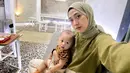 Lailatul Mufaricha kini juga sudah dikaruniai anak. Dalam laman Instagramnya, banyak foto gemas sang buah hati yang diunggahnya. Meski sudah menikah dan resmi jadi ibu, tak dipungkiri jika Faricha masih terlihat bak ABG. Bahkan ketika momong buah hatinya, Faricha dan anak laki-lakinya itu bak kakak adik. Unggah foto tanpa ekspresi, wajah anak Faricha sangat mirip dengan dirinya. (Liputan6.com/IG/@lailatul_mufaricha)