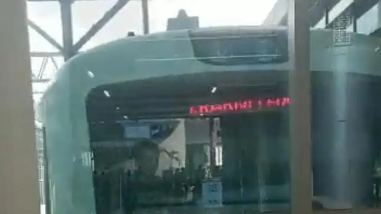 Kereta Bandara tabrak pembatas aman di Stasiun Kereta Bandara Soekarno Hatta, Jumat (14/4/2023)