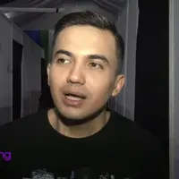 Sahrul Gunawan dikabarkan telah digugat cerai oleh sang istri, Indriani Hadi. Tetapi Sahrul membantah secara tegas akan kabar itu. Menurutnya, berita itu semua hanyalah gosip belaka.