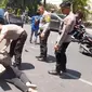 Aksi Iptu Guntur melepas baju dinas untuk menutupi korban kecelakaan lalu lintas di Surabaya. (Istimewa)