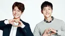 Dalam budaya hiburan Korea, tema foto seperti itu dianggap cute. Dan bukan hal yang aneh ketika pria membawa bunga sambil memasang wajah manis. (Foto: allkpop.com)