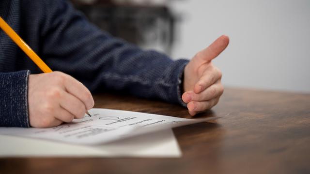 Ilustrasi mencontek di kelas