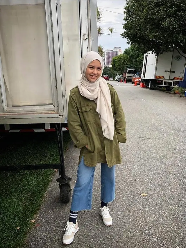 6 Potret Saskia Chadwick Pemeran Santi 'Dari Jendela SMP' Berhijab, Bikin Pangling