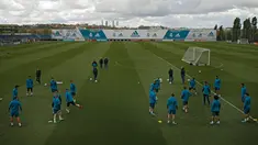 Para pemain Real Madrid berlatih selama sesi latihan di lapangan latihan Valdebebas di Madrid, (30/4). Madrid akan memainkan pertandingan sepak bola leg kedua semi final Liga Champions melawan Bayern Munich. (AP Photo/Francisco Seco)