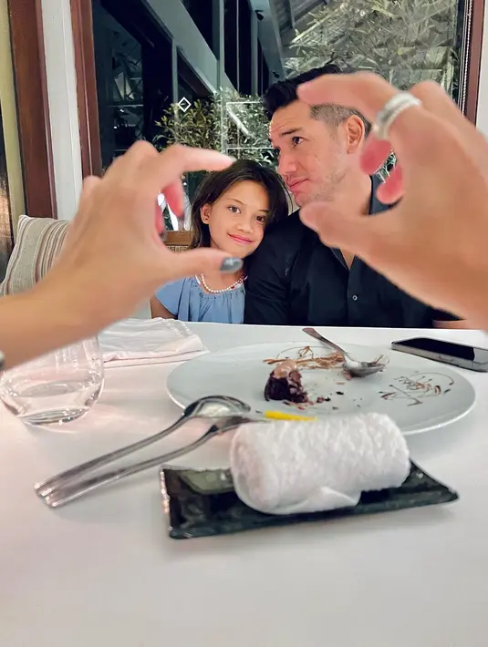 Andrew White dipuji karena sikapnya sebagai seorang ayah yang baik ke anak [Instagram/nanamirdad_]