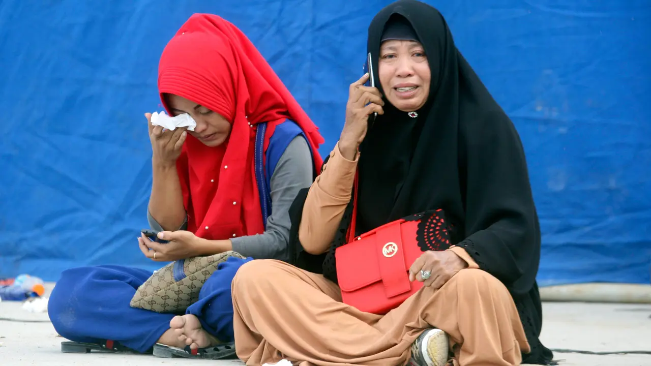 Keluarga Korban Kapal Tenggelam di Danau Toba