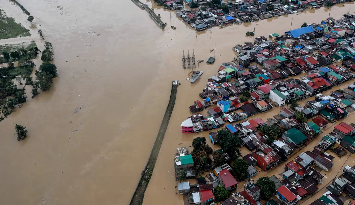 Foto udara menunjukkan rumah-rumah warga yang terendam banjir akibat Topan Vamco di Manila, Filipina (12/11/2020). Pemerintah Filipina pada Jumat (13/11) mengungkapkan Topan Vamco, yang memicu banjir besar dan tanah longsor menelan sedikitnya 14 korban jiwa. (Xinhua/Istana Kepresidenan Filipina)
