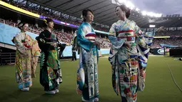 Sejumlah wanita mengenakan kimono tampil selama upacara pembukaan Rugby World Cup Pool 2019 jelang pertandingan antara Rusia dan Jepang di Stadion Tokyo (20/9/2019). (AP Photo/Jae Hong)
