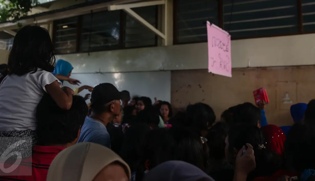 Sejumlah anak kecil berdesakan mengantri saat kegiatan pasar murah di Jakarta, (12/6). Pasar Murah diselenggarakan oleh yayasan Hati Suci. (Liputan6.com/Faizal Fanani)