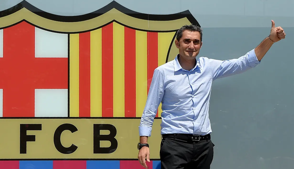 Pelatih baru Barcelona, Ernesto Valverde, diperkenalkan di Stadion Camp Nou, Barcelona, Rabu (31/5/2017). Mantan pelatih Athletic Bilbao ini didaulat menggantikan posisi Luis Enrique. (AFP/Lluis Gene)