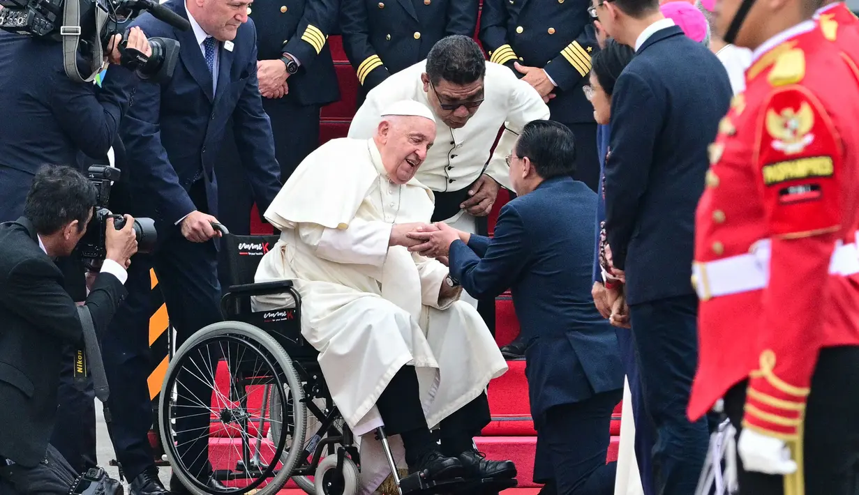 Pemimpin Gereja Katolik Dunia, Paus Fransiskus melakukan lawatan ke Indonesia selama empat hari, yakni Selasa (3/9/2024) hingga Jumat (6/9/2024) mendatang. (Tiziana FABI/AFP)