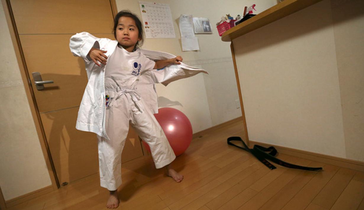 Mahiro Takano, anak perempuan asal Jepang bersiap latihan karate di Nagaoka, Niigata, 18 November 2015. Juara karate berusia 9 tahun itu membuat heboh karena muncul pada video klip terbaru dari penyanyi Australia, Sia berjudul Alive. (dailymail.co.uk)