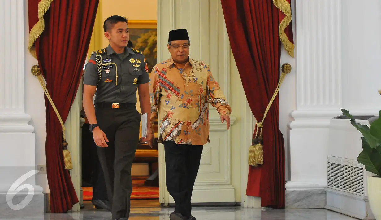 Ketua Umum Pengurus Besar Nahdlatul Ulama (PBNU)‎ Said Aqil Siradj tiba saat menerima undangan dari Presiden Joko Widodo di Istana Merdeka, Jakarta, Rabu (11/1). Aqil tiba di Istana Merdeka sekira pukul 13.10 WIB. (Liputan6.com/Angga Yuniar)