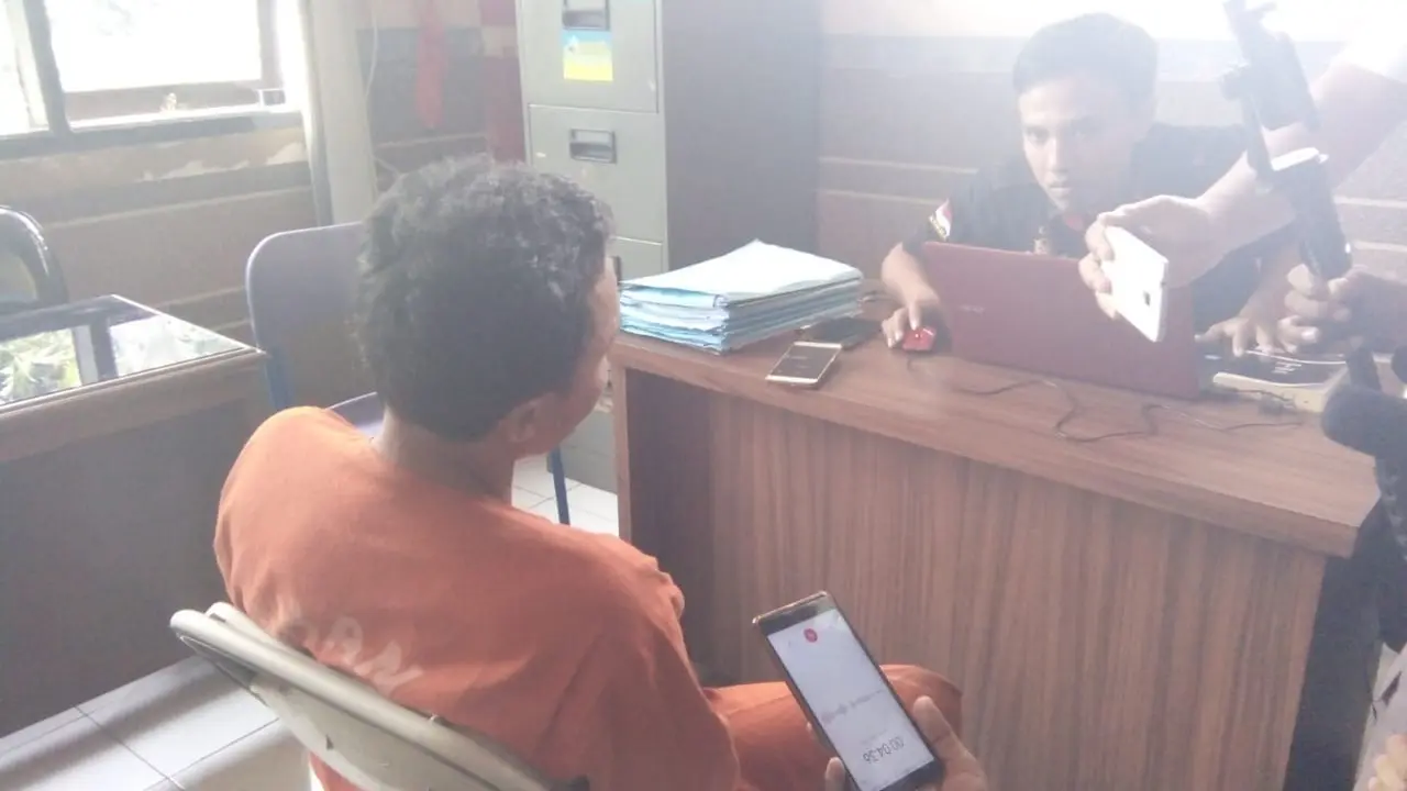 Mumus Mulyana, 44, pelaku pencabulan terhadap putri kandungnya di Kota Tasikmalaya, Jawa Barat, tengah menjalani pemeriksaan di Mapolresta Tasikmalaya