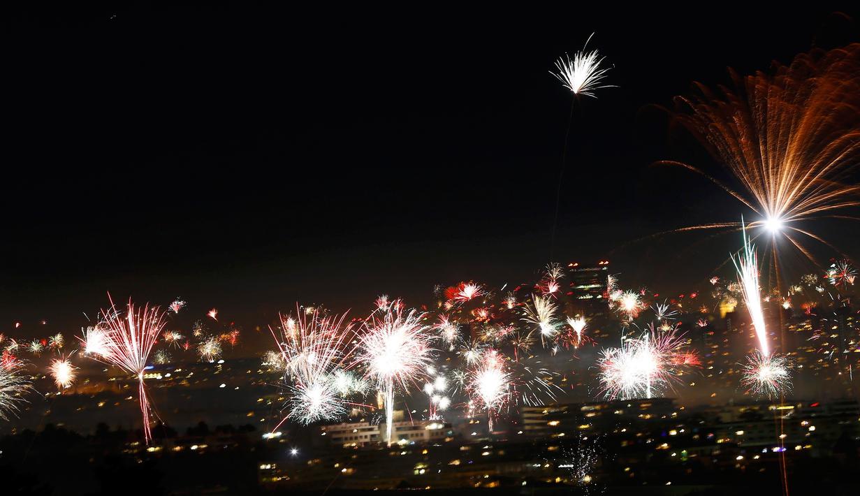 Kembang api meledak di atas langit kota Wina pada malam pergantian tahun di Austria, Minggu (1/1). Sebagian besar negara merayakan datangnya tahun baru 2017 dengan pesta kembang api. (REUTERS/Leonhard Foeger)