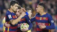 Striker Barcelona, Neymar Jr, bersama Lionel Messi merayakan gol yang dicetak Luis Suarez ke gawang Sporting Gijon pada laga La Liga Spanyol di Stadion Camp Nou, Barcelona, Sabtu, (23/4/2016). (AFP/Lluis Gene)