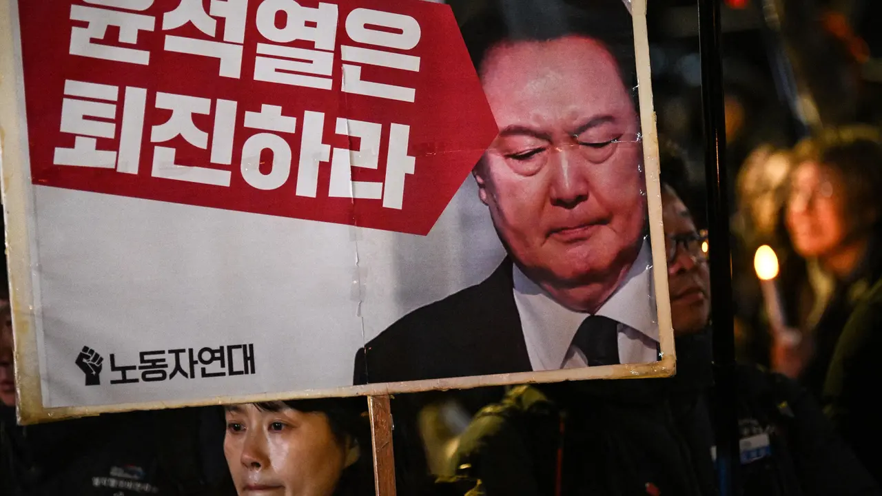 Nyalakan Lilin, Warga Korea Selatan Turun ke Jalan Desak Pengunduran Diri Presiden Yoon Suk Yeol