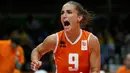 Atlet voli asal Belanda, Myrthe Schoot melakukan selebrasi saat meraih poin pada pertandingan melawan USA di Olimpiade Rio 2016, Brasil, (8/8). Atlet 27 tahun ini memiliki tinggi 1,84m. (REUTERS/Marcelo del Pozo)