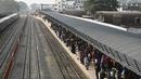 <p>Orang-orang yang pulang untuk merayakan Idul Fitri, yang menandai berakhirnya bulan suci Ramadhan, menunggu di peron untuk naik kereta api di stasiun kereta Bandara Dhaka di Dhaka pada 29 April 2022. (AFP/Munir uz Zaman)</p>