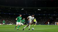 Gelandang Inggris Jude Bellingham berlari mengejar bola dari bek Irlandia Mark McGuinness selama pertandingan sepak bola Liga Bangsa-Bangsa UEFA, Liga B - Grup 2, antara Inggris dan Republik Irlandia di Stadion Wembley di London pada 17 November 2024.Adrian Dennis / AFP