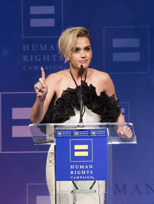 Beberapa bulan setelah keduanya berpisah, keduanya kembali bertemu dalam sebuah acara. Tersiar kabar, keduanya mengalami rasa canggung dan tak berbicara banyak saat pertemuan itu berlangsung. (AFP/Bintang.com)