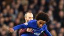 Gelandang Chelsea, Willian, berusaha melewati gelandang Barcelona, Andres Iniesta, pada laga Liga Champions di Stadion Stamford Bridge, London, Selasa (20/2/2018). Hingga babak pertama usai kedudukan masinh imbang 0-0. (AFP/Glyn Kirk)