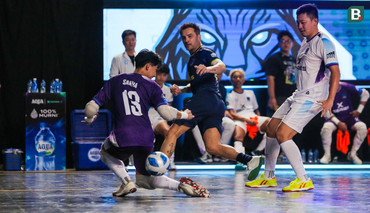 Pemain Fury Squad, Falcao (tengah) mencetak gol ke gawang Lynx Hunters dalam laga perebutan peringkat ketiga Futsal X Series 2 yang berlangsung di GOR UNJ, Rawamangun, Jakarta, Minggu (18/01/2026). (Bola.com/Bagaskara Lazuardi)