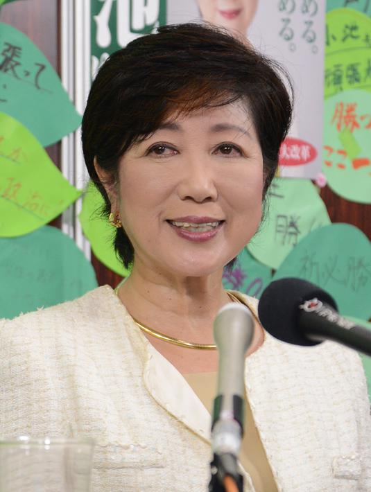 Yuriko Koike memberikan pidato saat merayakan kemenangannya sebagai Gubernur Tokyo, Jepang, Minggu (31/7). Yuriko terpilih menjadi wanita pertama yang memimpin ibukota Jepang. (AFP PHOTO / Jiji Press)
