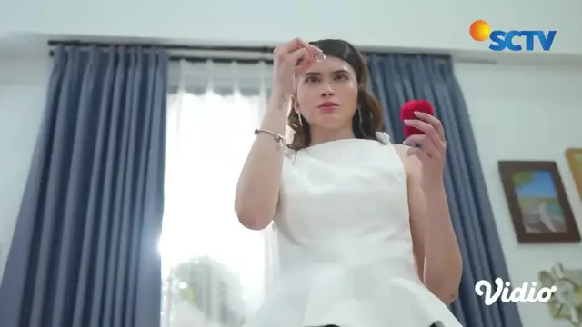 Tangkapan layar YouTube SCTV saat Bella membuang cincin pemberian dari suaminya pada episode 50 Ketika Cinta Memanggilmu.