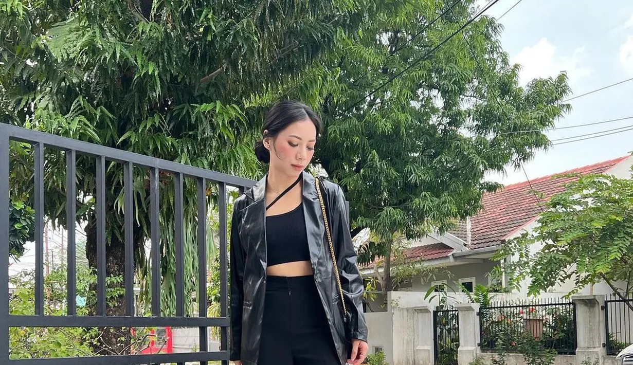 Kali ini Abel memilih crop top yang diperkuat dengan jaket kulit dengan warna hitam senada. Tak ketinggalan celana panjang yang memberikan kesan formal dan menekankan warna hitam. Sedangkan sepatu sengaja dipilih putih agar warna tak mati. Liputan6.com/IG/@abellyc).