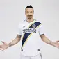 Penyerang baru LA Galaxy, Zlatan Ibrahimovic berpose dalam seragam klub barunya saat pemotretan pada 23 Maret 2018. Ibrahimovic dikabarkan mengikat kontrak pada klub tersebut selama dua tahun. (Jon Shard/LA Galaxy via AP)