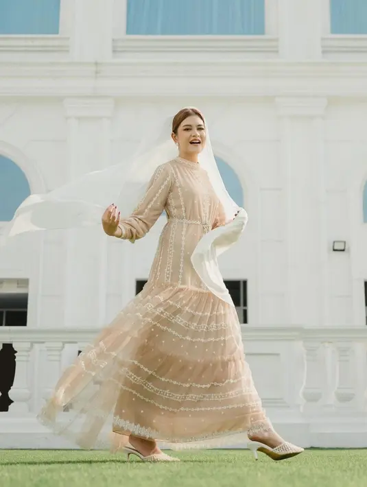 Rambut cokelat Kahiyang Ayu ditata updo rapi dengan belahan rambut tengah yang manis. [@doleytobing]