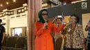 Seorang dukun manten sedang memberi arahan saat geladi resik pernikahan Putri Presiden Joko Widodo, Kahiyang Ayu dan Bobby Nasution di Graha Saba, Solo, Senin (6/11). (Liputan6.com/Angga Yuniar)