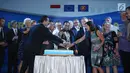 Menteri Perhubungan, Budi Karya Sumadi (tengah) bersama para duta besar memotong kue pada perayaan Europe Day 2018 di Jakarta, Rabu (9/5). Selain Menhub, Menlu Retno Marsudi turut hadir dalam acara tersebut. (Liputan6.com/Helmi Fithriansyah)