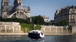 Flying Taxi Sea Bubble berjalan di atas air sungai Seine saat melakukan demonstrasi di Paris, Prancis (20/5). Sea Bubble merupakan kendaraan air yang mirip dalam film sci-fi. (AFP Photo/Lionel Bonaventure)