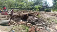 Pemakaman di Banyuwangi tergerus banjir. (Hermawan/Liputan6.com)