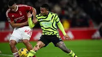 Bek Nottingham Forest,&nbsp;Murillo (kiri), berduel memperebutkan bola dengan striker Arsenal, Gabriel Jesus, pada laga lanjutan Premier League musim ini di&nbsp;The City Ground, Nottingham, 30 Januari lalu. (AFP/Paul Ellis)